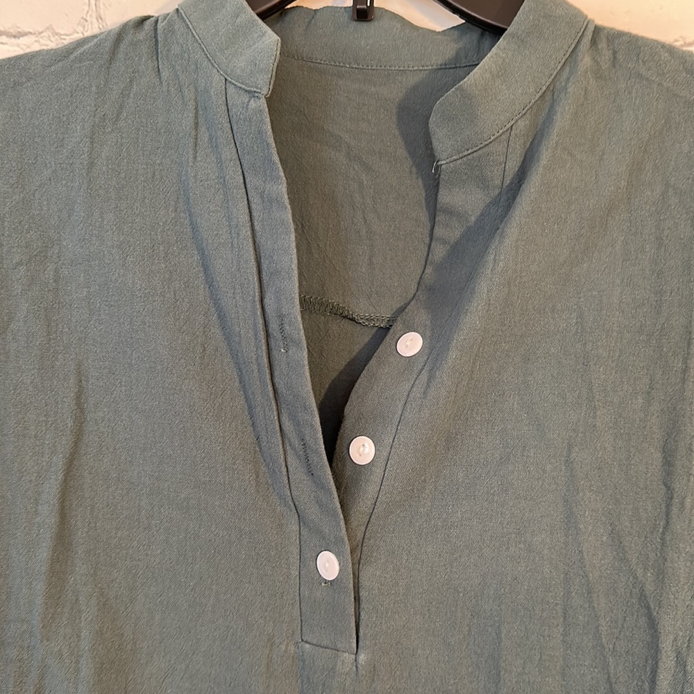 La Mode 3 button V neck top - Picture 3 of 5